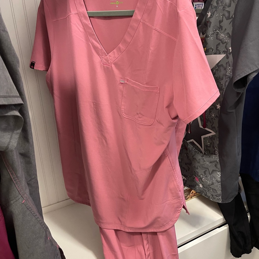 💊ScrubStar Scrubs Size Large💊Pink